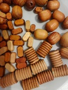 Drewniane koraliki ozdobne. 