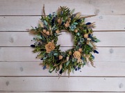 Piękny wianek z suszonych kwiatów w odcieniach błękitu. Handmade