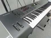 Syntezator Yamaha MOX6 wraz z pokrowcem