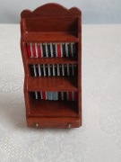 Stara drewniana miniaturka biblioteczki z książkami - Dollhouse