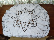 Ręcznie haftowany obrus 90x88