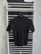 Elegancki czarny sweterek półgolf – dopasowany, miękki, klasyczny styl 