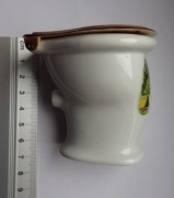 Mały niemiecki ceramiczny kibelek - gadżet - popielniczka do fajki