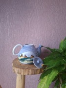 Ręcznie wykonany czajnik z gliny – niebieski, motyw wsi, figurka kotka