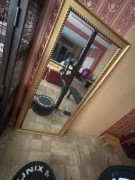 Duże lustro w złotej ramie glamour – eleganckie, klasyczne