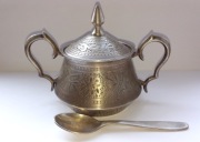 Piękna stara mosiężna cukiernica z łyżeczką INDIE 1916