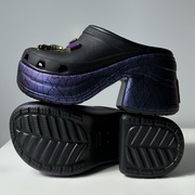 Pantofle chodaki na platformie CROCS SNOW WHITE SIREN CLOG 209827-001 38-39