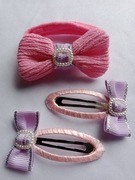 Zestaw do włosów: 1 gumka z kokardką, 2 spinki z kokardkami. Kolor: różowy