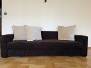 Sofa rozkładana brązowa z trzema beżowymi podoszkami