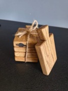 Zestaw 4 podkładek pod kubek z drewna dębowego – mini deseczki