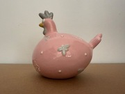 Ceramiczna Pękata Kurka Kura W Różowym Kolorze 13,5 cm. 