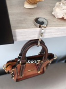 Zawieszka na torebkę w kolorze srebrnym