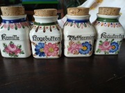 Pojemniki kichenne 4 szt. z Austrii pojemne. Wys 12,5 szer . i dług. 7,5 cm