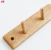 Drewniany wieszak z trzema kołkami H&M Home 0631491 5 101157