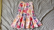 Spódnica w kwiaty, falbana