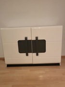 Biała komoda z czarnymi akcentami