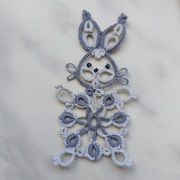 Zawieszka frywolitka Zając bialo-szary