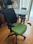 Ergonomiczne krzesło biurowe – regulacja, zagłówek, siatka