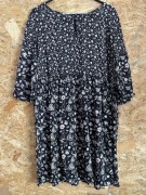 Rainbow Sukienka rozkloszowana czarna w kwiaty 42