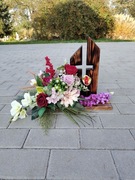 Stroik, kompozycja na cmentarz, krzyż drewniany, świeczka 