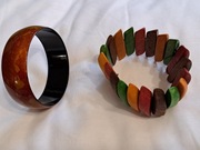 dwie bransoletki kolorowe