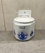 porcelanowa solniczka na ścianę
