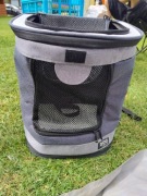 Plecak do przewozu psa.