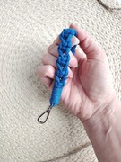 Ręcznie pleciony brelok do kluczy niebieski makrama breloczek handmade 