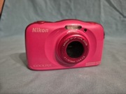 Różowy Nikon Coolpix S33, pyło i wodoszczelny aparat idealny na plażę.