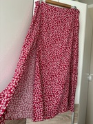 Spódnica letnia z rozcięciem kolor czerwony kwiatowy wzór