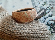 nowa bransoletka w kolorze złotym .