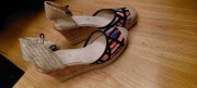 Buty lolorowe na koturnie