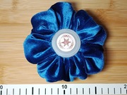 Aksamitna scrunchie średniej wielkości w kolorze niebieskim 