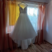 Suknia, sukienka ślubna z gorsetem i trenem