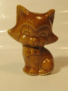 Figurka kot kotek jasnobrązowy rudy fajans? wys. 5 cm