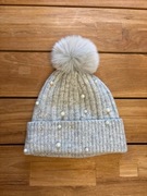 Komfortowa czapka damska zimowa Nine West z pomponem, zdobiona