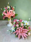 Wiosenna dekoracja kwiatowa , stroik na cmentarz i do domu obraz z kwiatami