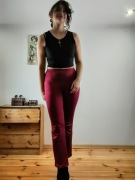 Burgundowe spodnie z rozszerzanymi nogawkami