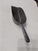 Zabytkowa szufelka cynowa lopadka sgnowana 