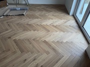 Podłoga Drewniana Parkiet Warstwowy Jodełka Dąb Lekko Bielony 15x90x600mm