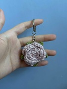 Breloczek, szydełkowana róża. Brudny róż