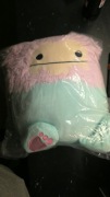 Squishmallows Bessem – miętowy Bigfoot z różową, miękką grzywą.