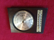 Stary barometr z termometrem