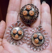 Duży  srebrny pierścionek i kolczyki z koralami 