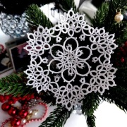 Dekor na choinkę śnieżynka frywolitka biala 13 cm