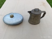 Stary metalowy termofor i dzbanek – retro zestaw, vintage dekoracja