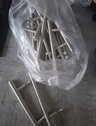 Srebrne metalowe uchwyty do mebli ze śrubkami