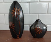 Zestaw 2 dekoracyjnych wazonów – grafitowe motyw kwiatowy 30 cm i 16 cm
