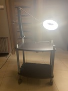 Stolik-pomocnik kosmetyczny z lampą lupą