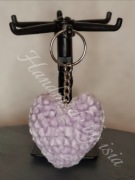 Ręcznie robiony na szydełku brelok w kształcie serca 